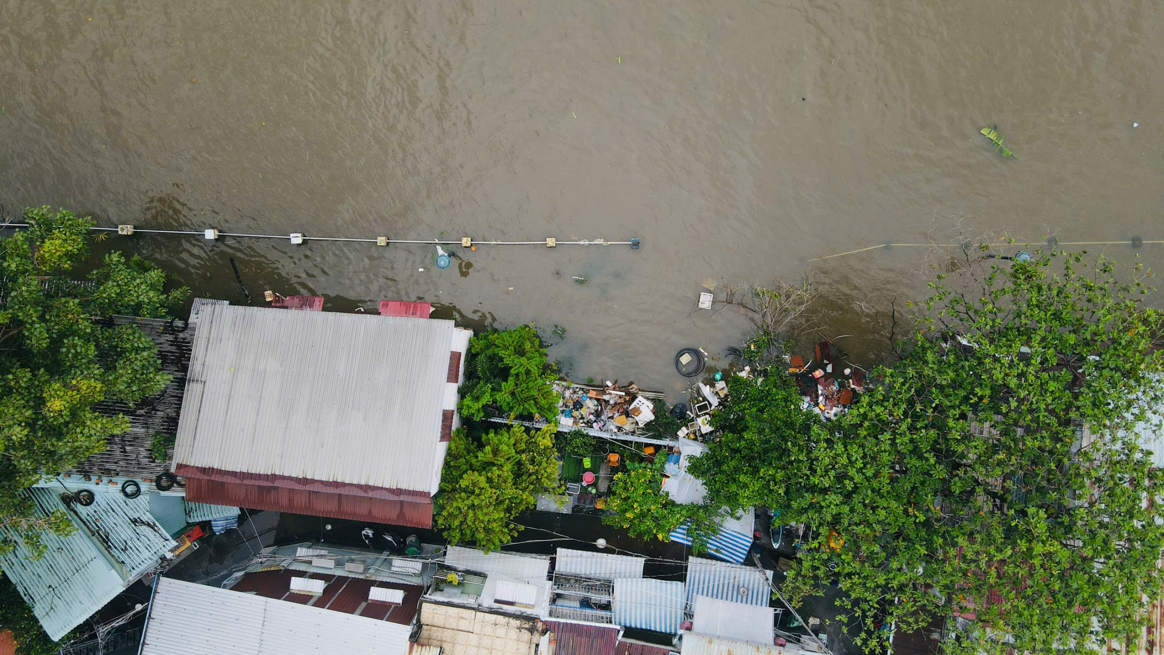 大雨、近1.7米高潮汐、头顿水库泄洪:今日下午胡志明市严重内涝预警